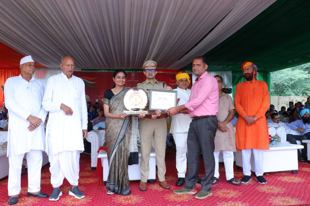 श्री राजेश यादव, कनिष्ठ अभियन्ता को मास्टर ड्रेनेज प्लान की डीपीआर में सहयोग, बीड़ा भूमि का चिनिहीकरण एवम व्यावसायिक योजनाओं की प्लानिंग में उत्कृष्ट कार्य हेतु स्वतंत्रता दिवस के अवसर पर जिला प्रशासन द्वारा सम्मानित किया गया