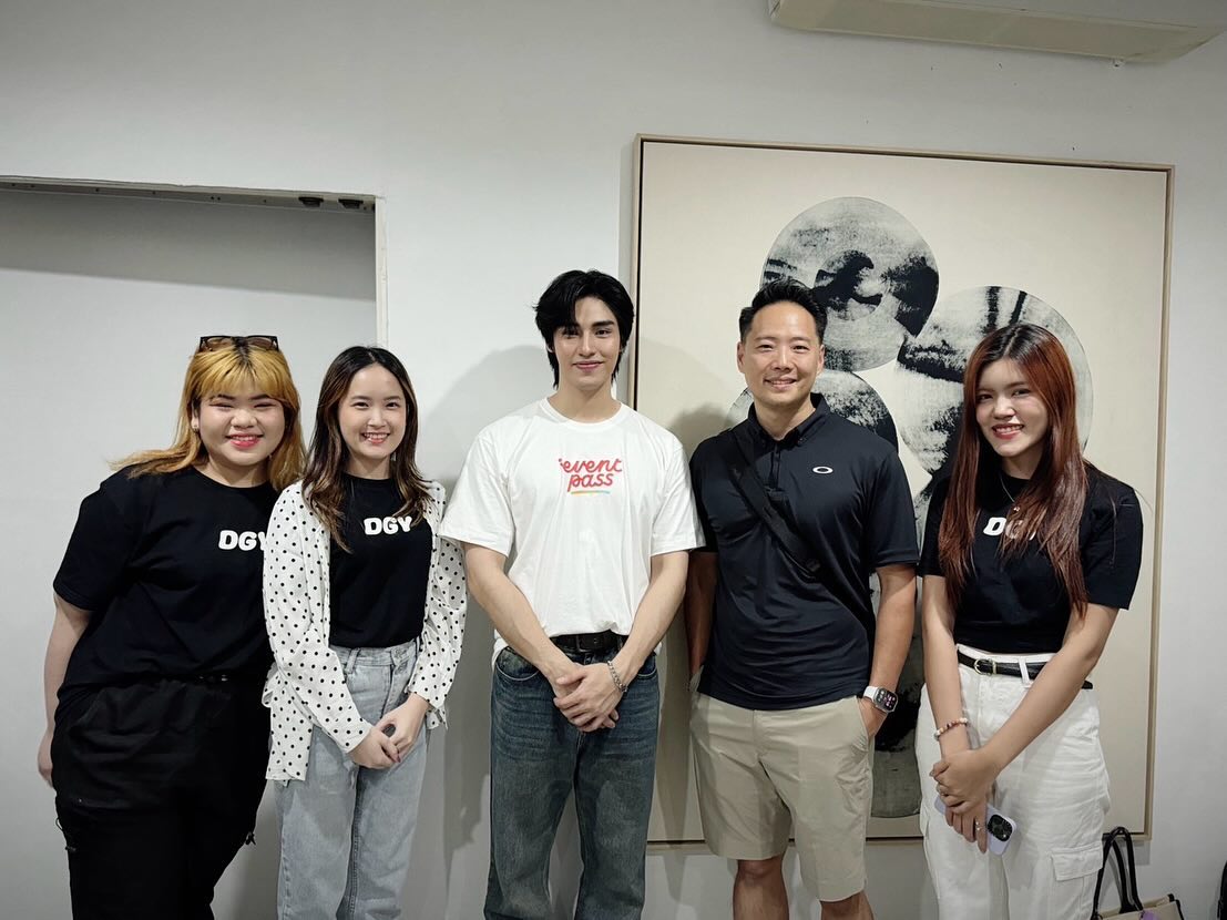 PoomppsFanSupTH's tweet photo. {18.08.24} IG Update
สิงหาพาเที่ยวทรงวาด @ PLAY art house 🧡
─ @poompps1 ✨
📍 IG: 303.survival
🔗 https://t.co/ZQxR4QymZl
#EventpassxPoom
꒰ #poompps #PoomPhuripan ꒱♡ https://t.co/TENFSse7e6