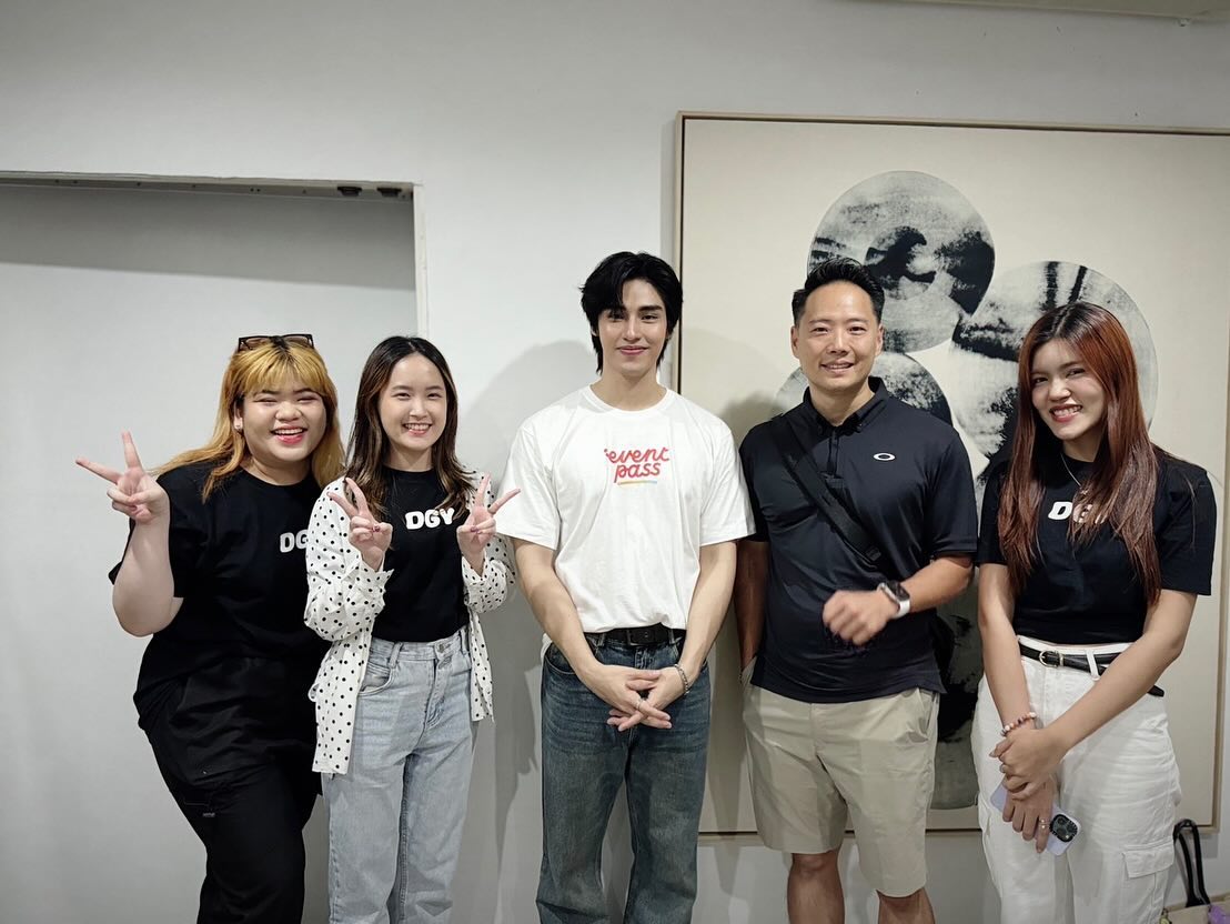 PoomppsFanSupTH's tweet photo. {18.08.24} IG Update
สิงหาพาเที่ยวทรงวาด @ PLAY art house 🧡
─ @poompps1 ✨
📍 IG: 303.survival
🔗 https://t.co/ZQxR4QymZl
#EventpassxPoom
꒰ #poompps #PoomPhuripan ꒱♡ https://t.co/TENFSse7e6
