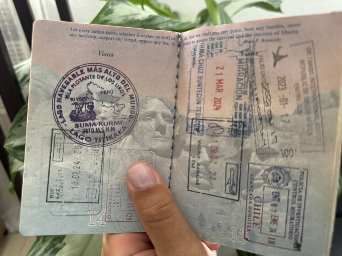 WilMochileando's tweet photo. Poner sellos no oficiales “como el de Machu Picchu” en tu pasaporte se considera daño/mutilación al mismo. Posibles consecuencias: 

🚫 Te pueden negar abordar en una aerolínea 
🚫 Te pueden negar la entrada a otro país 
🚫 No podrías renovar bajo el proceso regular https://t.co/xSlhzdaw97