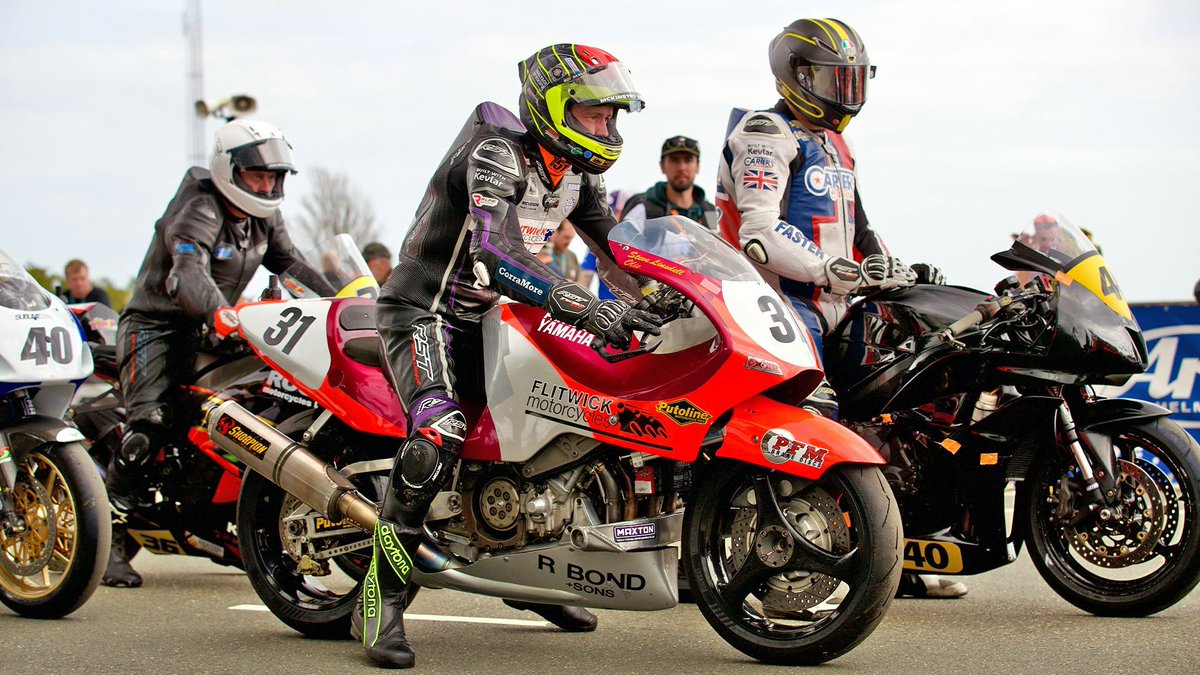 ManxGrandPrix's tweet photo. The Classic Superbike startline was a cacophony of sounds and smells 🙌

#MGP24 #ManxGrandPrix #ClassicBikes https://t.co/xfYVtEQqdi