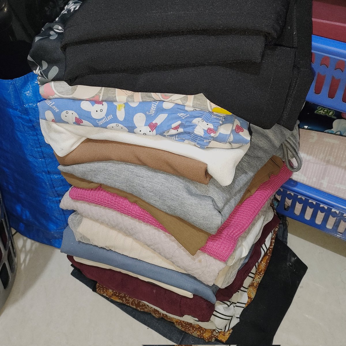 onelcantik's tweet photo. aku abis beresin lemari, masih bagus semua. aku jual 20k aja per each ‼️🔥 ada baju, celana, rok, jumpsuit dll. bisa keep event !! please angkut 😩☝🏻 https://t.co/0zYrZSw3DH