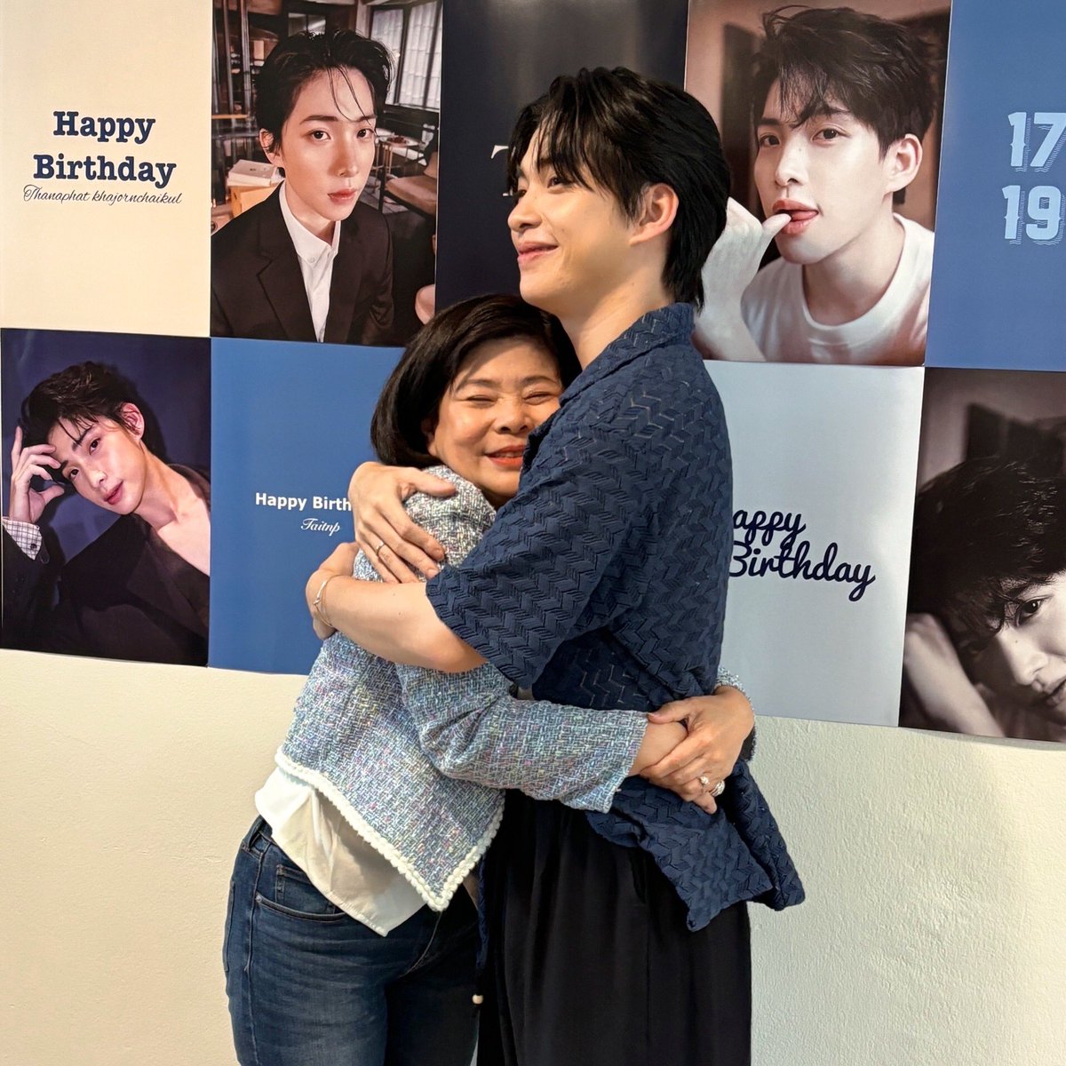 taitnpofficial's tweet photo. มะม๊าอยู่กับไต๋ทุกงานเลย🥺🥰 ไต๋น่ารักได้มะม๊ามากๆเลยคับ ขอบคุณมะม๊าที่เลี้ยงเด็กคนนี้ให้โตมาเป็นรอยยิ้ม เป็นความสุขของพวกเรา 🥹💖💖

#25thBirthDaywithtaitnp 
#Taitnp https://t.co/uJ0uoulk74