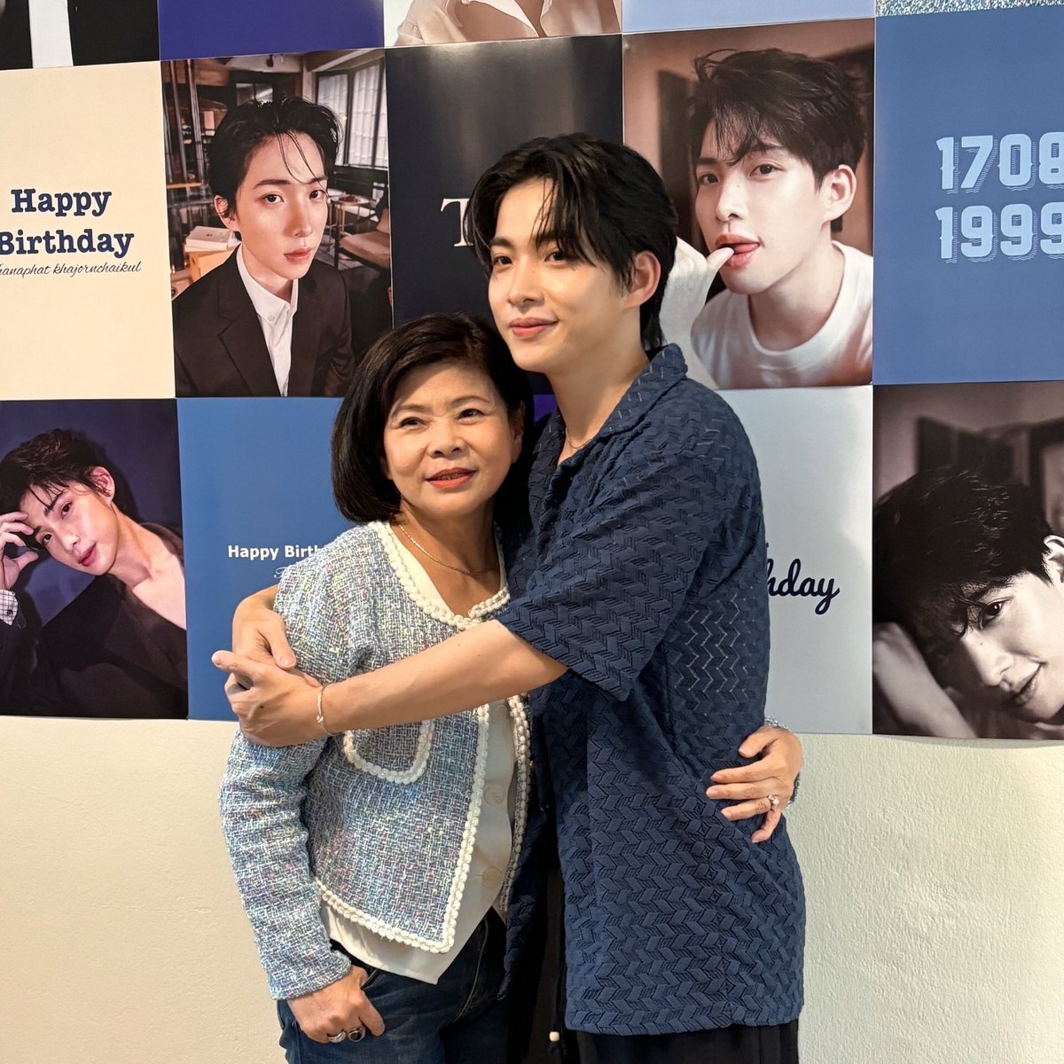 taitnpofficial's tweet photo. มะม๊าอยู่กับไต๋ทุกงานเลย🥺🥰 ไต๋น่ารักได้มะม๊ามากๆเลยคับ ขอบคุณมะม๊าที่เลี้ยงเด็กคนนี้ให้โตมาเป็นรอยยิ้ม เป็นความสุขของพวกเรา 🥹💖💖

#25thBirthDaywithtaitnp 
#Taitnp https://t.co/uJ0uoulk74