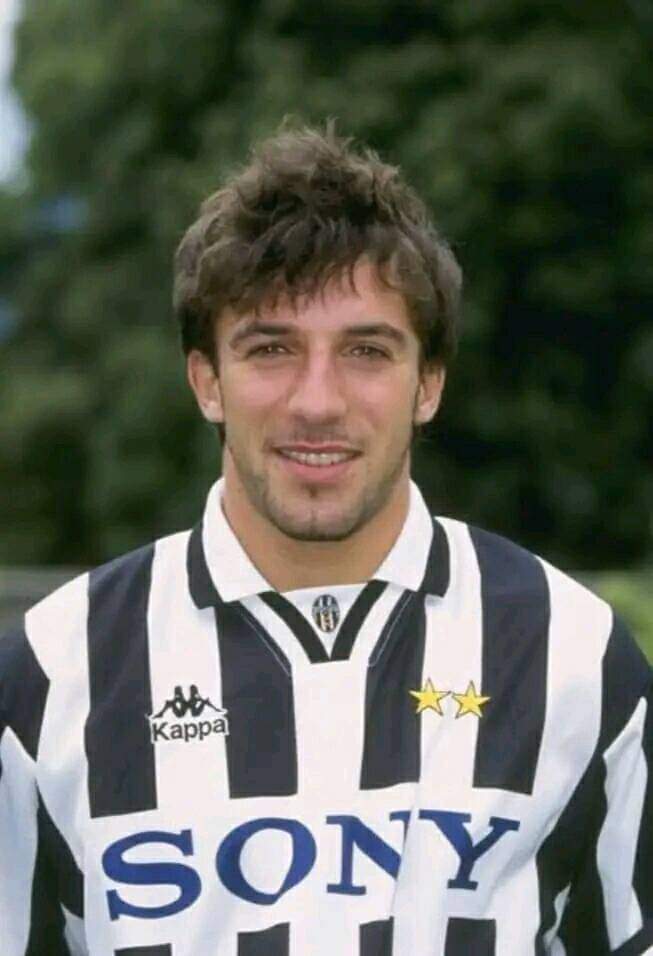 SerieA_Lawas's tweet photo. Banyak orang yang menjadi fans sepakbola berkat orang ini. 

Maskot Serie A maupun Italia. 

Cung, siapa yang pertama mengenal sepakbola karena Del Piero Sang Italiano? https://t.co/L0Meo4TaTj