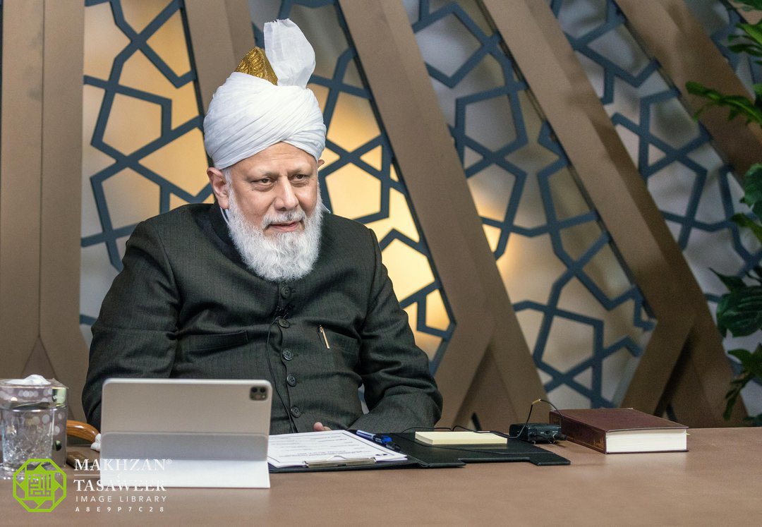 Aveilofflowers's tweet photo. Oh Allah! Aid and strengthen our beloved Imam with the Holy Spirit. And bless us by blessing Huzur (aba) with a long and healthy life and by blessing the institution and dictates of Khilafat.❤️🥺🤲🏻 https://t.co/GvXVFBGXWn
