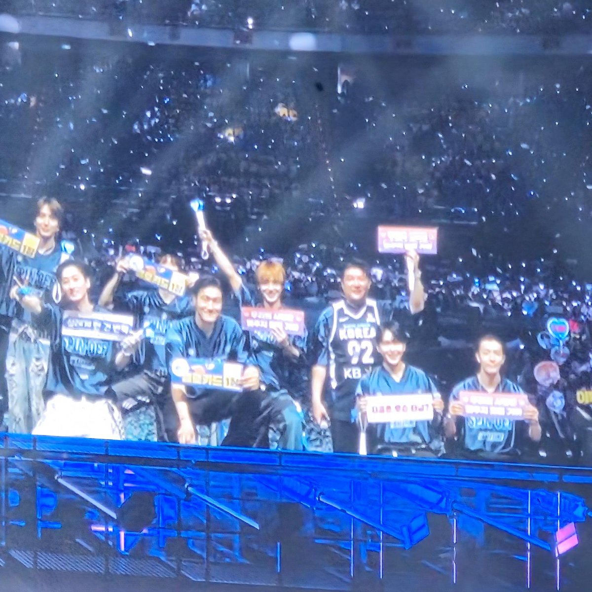 bigitsai's tweet photo. 2024 SUPER JUNIOR＜SUPER SHOW SPIN-OFF : Halftime＞in TAIPEI～2014.8.16
#人生第二次坐小巨蛋三樓，好可怕的距離，唯一好處是偷拍不會被抓。
#很豐富的表演，有創新、有組合、有懷舊。
#排字一樣好玩，這次是神童自己指令大家翻面
#嚇到我的應援棒，自己會隨音樂變顏色和閃爍，我一度以為它壞了。 https://t.co/7KDT7Nnlzm