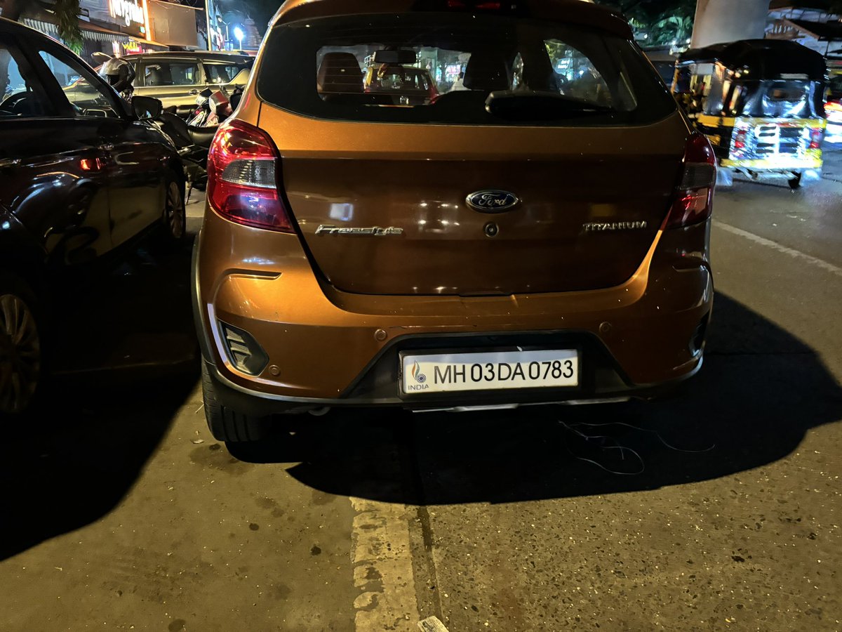 ParamU_official's tweet photo. Illegal double parking outside classic bar and restaurant, pestom sagar road no 4 opp krushal tower chembur mumbai 89. Creating huge traffic plz take some action  @MTPHereToHelp @MumbaiPolice https://t.co/fRRuDmi4Wl