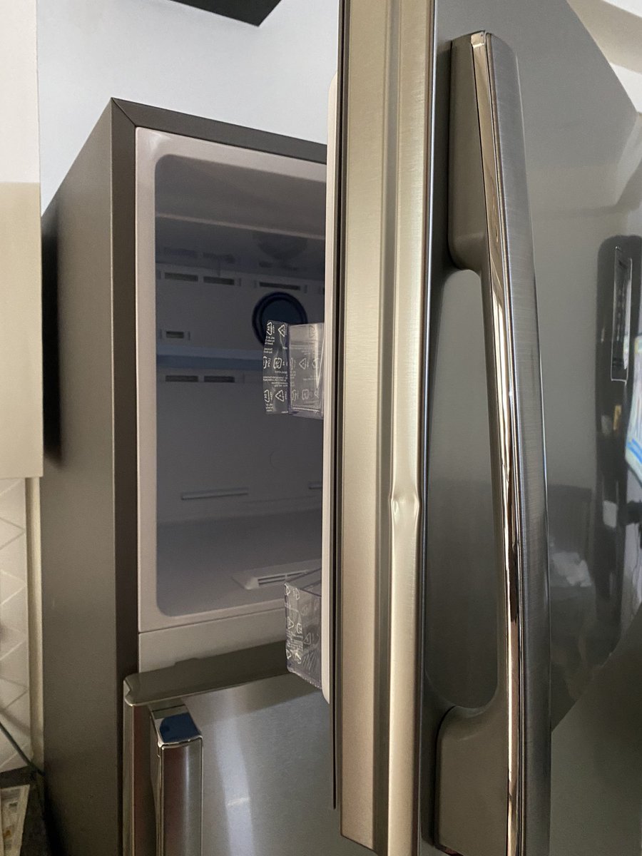 freedomfinancer's tweet photo. Damaged Product | Wilful Fraud 
@RelianceDigital 

I had tried raising below issue multiple times immediately post installation but still not received any resolution or update on the same.

We bought Samsung refrigerator from reliance digital store located in GIP Mall, Noida. https://t.co/MO9N7E5dpE