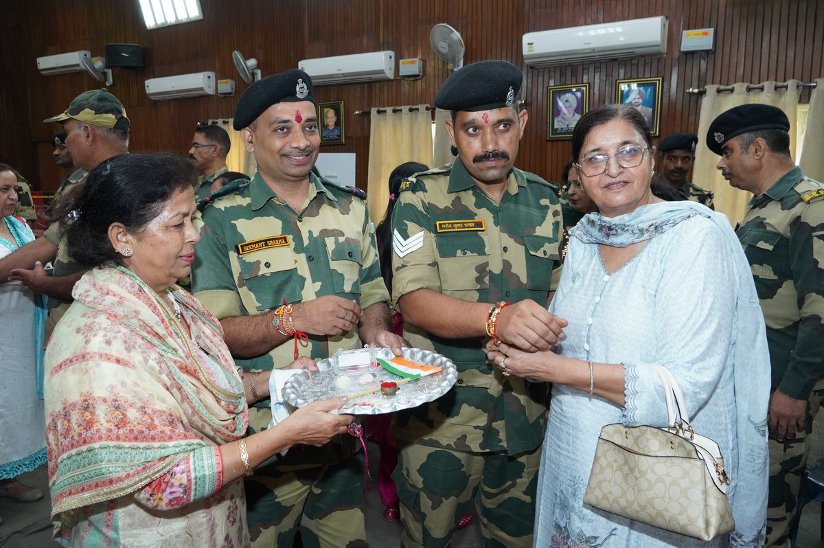 BSF PUNJAB FRONTIER (@bsf_punjab) on Twitter photo ๐๐๐ค๐ฌ๐ก๐ ๐๐๐ง๐๐ก๐๐ง ๐๐๐ฅ๐๐๐ซ๐๐ญ๐ข๐จ๐ง ๐๐ญ ๐๐๐
๐๐๐ฆ๐ฉ๐ฎ๐ฌ
On the occasion of Raksha Bandhan, Dainik Jagran and Punjabi Jagran, in association with the Border Security Force (BSF), hosted the Bharat Raksha Parv. Ladies from the Sangini Club, students from ๐๐๐ค๐ฌ๐ก๐ ๐๐๐ง๐๐ก๐๐ง ๐๐๐ฅ๐๐๐ซ๐๐ญ๐ข๐จ๐ง ๐๐ญ ๐๐๐
๐๐๐ฆ๐ฉ๐ฎ๐ฌ
On the occasion of Raksha Bandhan, Dainik Jagran and Punjabi Jagran, in association with the Border Security Force (BSF), hosted the Bharat Raksha Parv. Ladies from the Sangini Club, students from