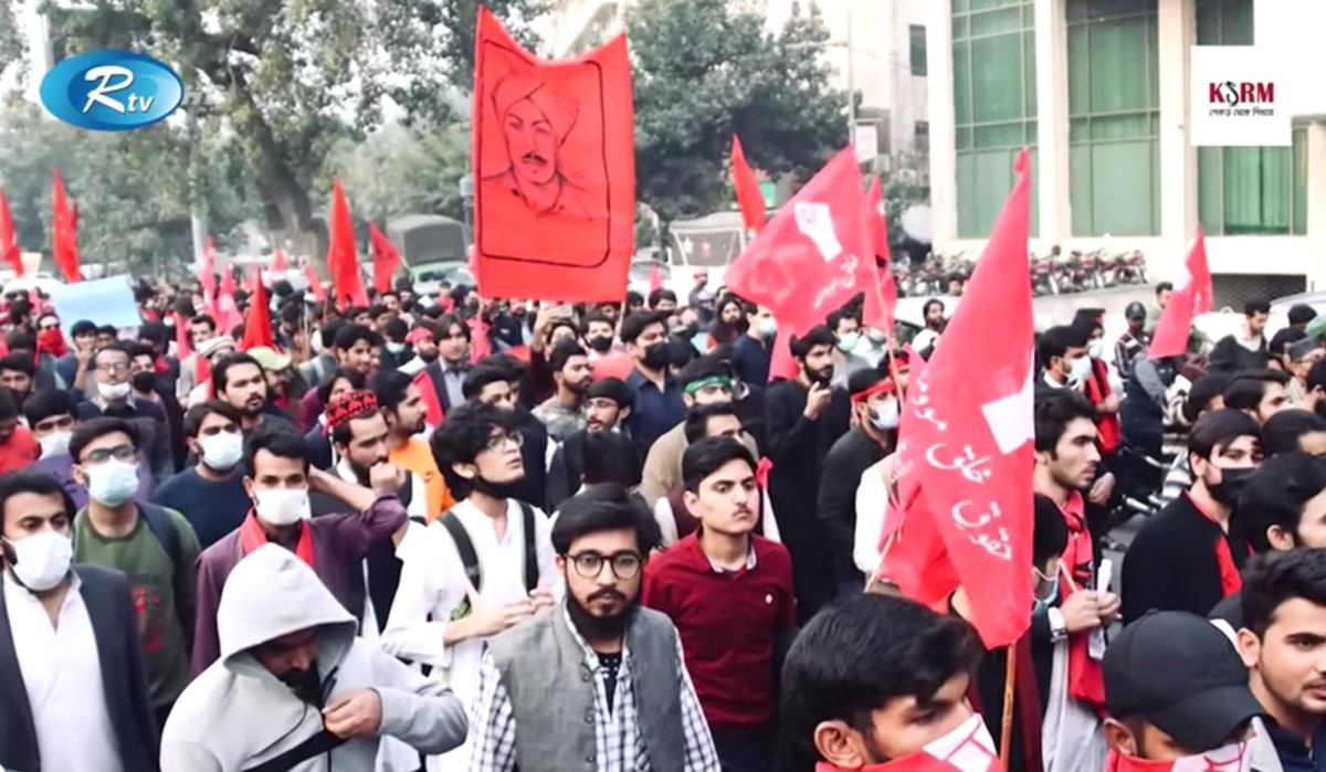 Mihrana_Ahmed's tweet photo. 🇵🇰 🇧🇩save Pakistani students!
#SavePakistaniStudent
#wefrombanglasedhstandwithpakistanis
#AllEyesOnPakistan
#ResignShehbazSharif
#ShehbazStepDown
#ShehbazOut
#SavePakStudentsAlJazeera 
 #CNN #TheWashingtonPost
#TheNewYorkTimes #TheGuardian
#BBC #DhruvRathee #UnitedNations https://t.co/myLZqqFxnQ