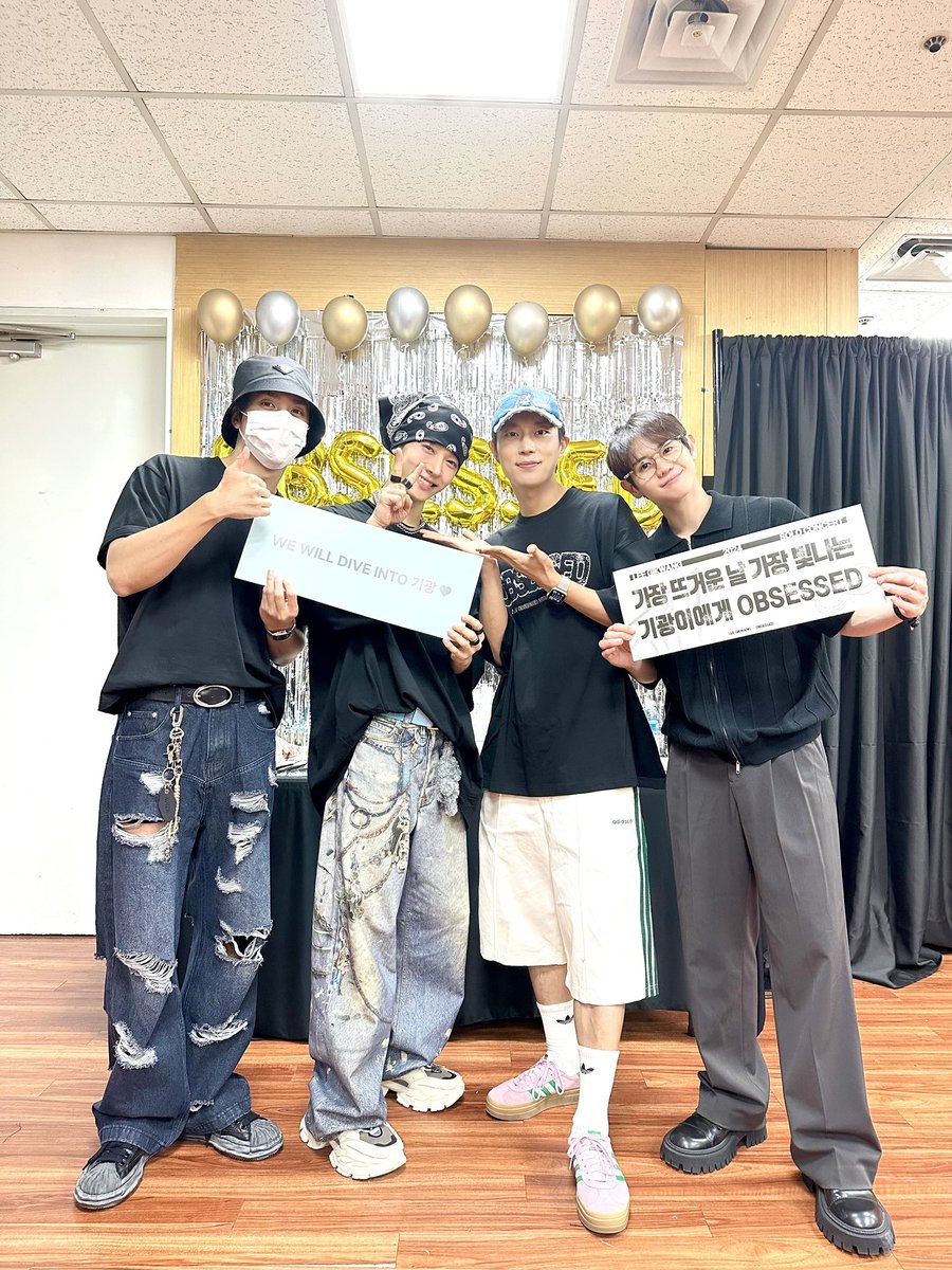 beeaastdjdjdj's tweet photo. 동생이자 친한 친구의 콘서트에 참석하기 위해, 다른 하이라이트 멤버들과 함께 그를 응원하러 갔습니다. 우리만의 이기광이 밝게 빛나는 별을 보는 아름다운 콘서트였습니다. 그가 얼마나 성장했는지 보니 정말 자랑스럽습니다. 계속 빛나, 기광아! 우리는 항상 너를 응원할 거야. https://t.co/263y4PHOQ4
