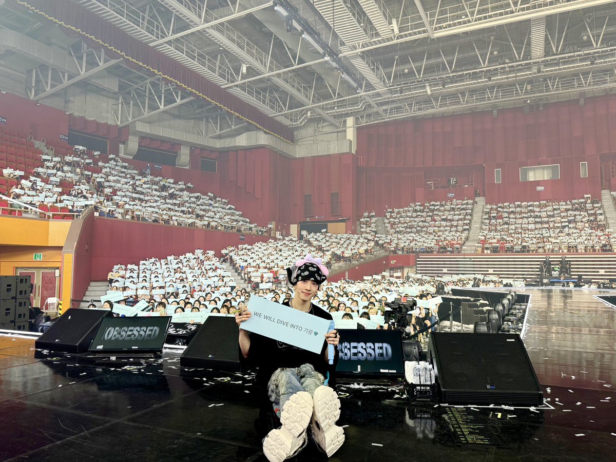 beeaastdjdjdj's tweet photo. 동생이자 친한 친구의 콘서트에 참석하기 위해, 다른 하이라이트 멤버들과 함께 그를 응원하러 갔습니다. 우리만의 이기광이 밝게 빛나는 별을 보는 아름다운 콘서트였습니다. 그가 얼마나 성장했는지 보니 정말 자랑스럽습니다. 계속 빛나, 기광아! 우리는 항상 너를 응원할 거야. https://t.co/263y4PHOQ4