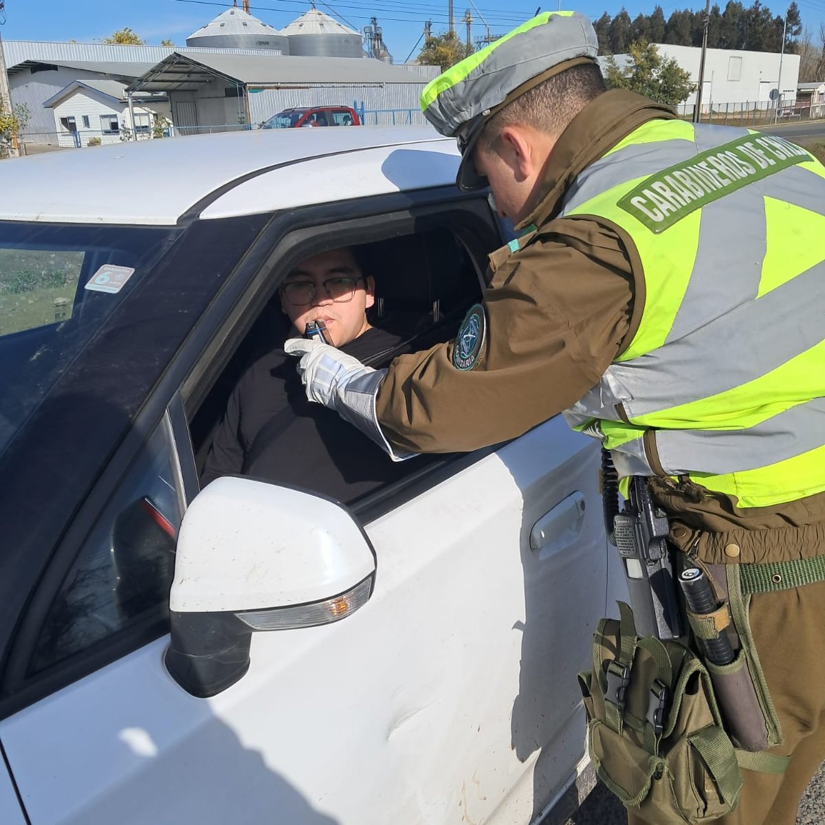 Carab_Maule's tweet photo. 🚨🚨En el marco del Plan #RutaSegura, Carabineros de la Prefectura de Carabineros de #LINARES despliega controles vehículares en #Ruta #5Sur, fiscalizando límites de velocidad y documentación👮🏻🚗🚨. #LaPrevencionEsNuestraEsencia
#CarabinerosDeTodos
#Seguridad
#FinDeSemana https://t.co/kqQsgIIC73