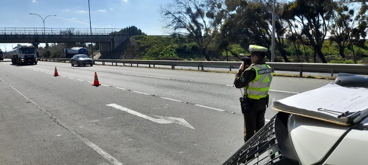 Carab_Maule's tweet photo. 🚨🚨En el marco del Plan #RutaSegura, Carabineros de la Prefectura de Carabineros de #LINARES despliega controles vehículares en #Ruta #5Sur, fiscalizando límites de velocidad y documentación👮🏻🚗🚨. #LaPrevencionEsNuestraEsencia
#CarabinerosDeTodos
#Seguridad
#FinDeSemana https://t.co/kqQsgIIC73