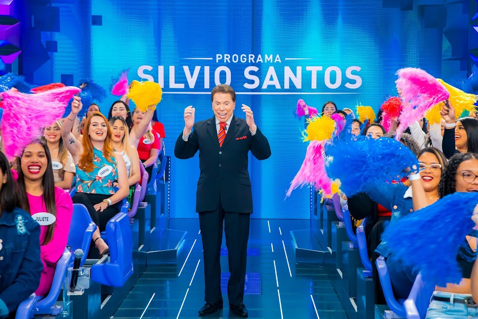 silvinhocomenta's tweet photo. ✅️ CONFIRMADO: SBT confirma para hoje, às 18h30, a exibição de "Silvio Santos: Vale Mais do que Dinheiro", o documentário sobre a vida do maior apresentador do país.
- A emissora também informa que a obra completa, com mais de sete horas de duração, dividido em sete episódios, será mostrado posteriormente no +SBT.
- Em razão da exibição do documentário, o #ProgramaSilvioSantos de hoje, que comemoraria os 43 anos do SBT, não irá ao ar.
"A exibição desta noite é um presente aos milhares de fãs que, todo domingo, se reúnem em frente à televisão com os seus familiares. Uma homenagem para que possam ter recordações de Silvio Santos como ele pediu para sempre ser lembrado: transbordando alegria e felicidade aos brasileiros que sempre amou."