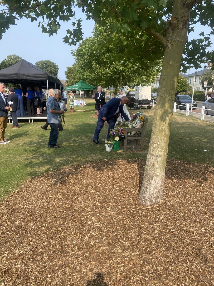 Ex MET Detective Chief Insp ⁦<a href="/colinsutton/">Colin Sutton 🇬🇧🩵</a>⁩ SIO lays flowers at the Memorial Bench on Twickenham Green in memory of Amélie Delagrange aged 22yrs when murdered here 20yrs ago; thoughts &amp; prayers with Amélie her parents &amp; family a life never lived to its full potential RIPxx😞