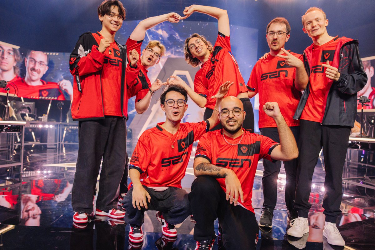 ValorantEsports's tweet photo. #VALORANTChampions Top 4!

@LeviatanGG 
@EDG_Edward 
@Sentinels
@TeamHeretics https://t.co/AKJtXBR0UK