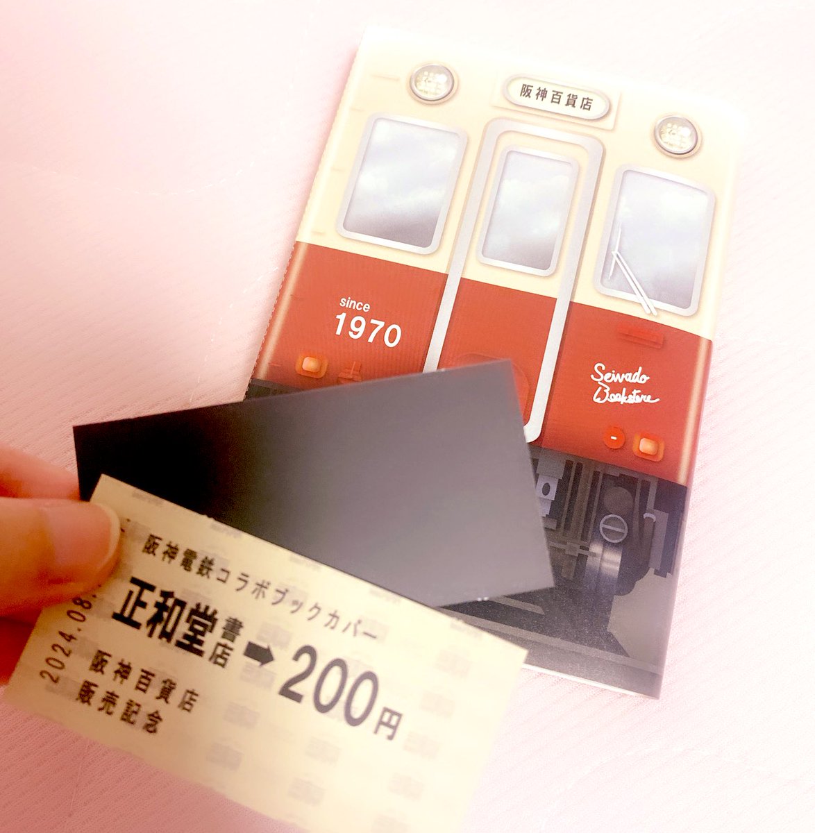 5Rlaioasy's tweet photo. 何が欲しかったって
これ。
正和堂書店さん
@SeiwadoBooks 
と阪神百貨店とのコラボ
ブックカバー。
こだわりが詰め込まれてるのが
めちゃくちゃわかります。
個人的にこの栞の質感大好き。
早く本店行きたい！ https://t.co/8It9VXunW3