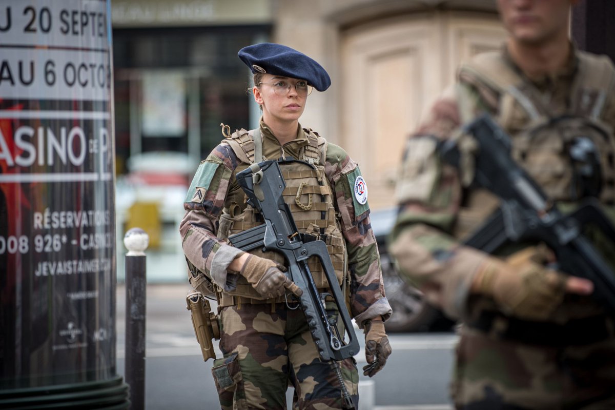 27bim's tweet image. Pas de weekend prolongé pour les soldats de la brigade olympique. Même pendant les vacances et les jours fériés, ils patrouillent, dans les lieux touristiques, les gares, les aéroports et les rues de la capitale, pour vous protéger.
#Sentinelle #AVosCôtés