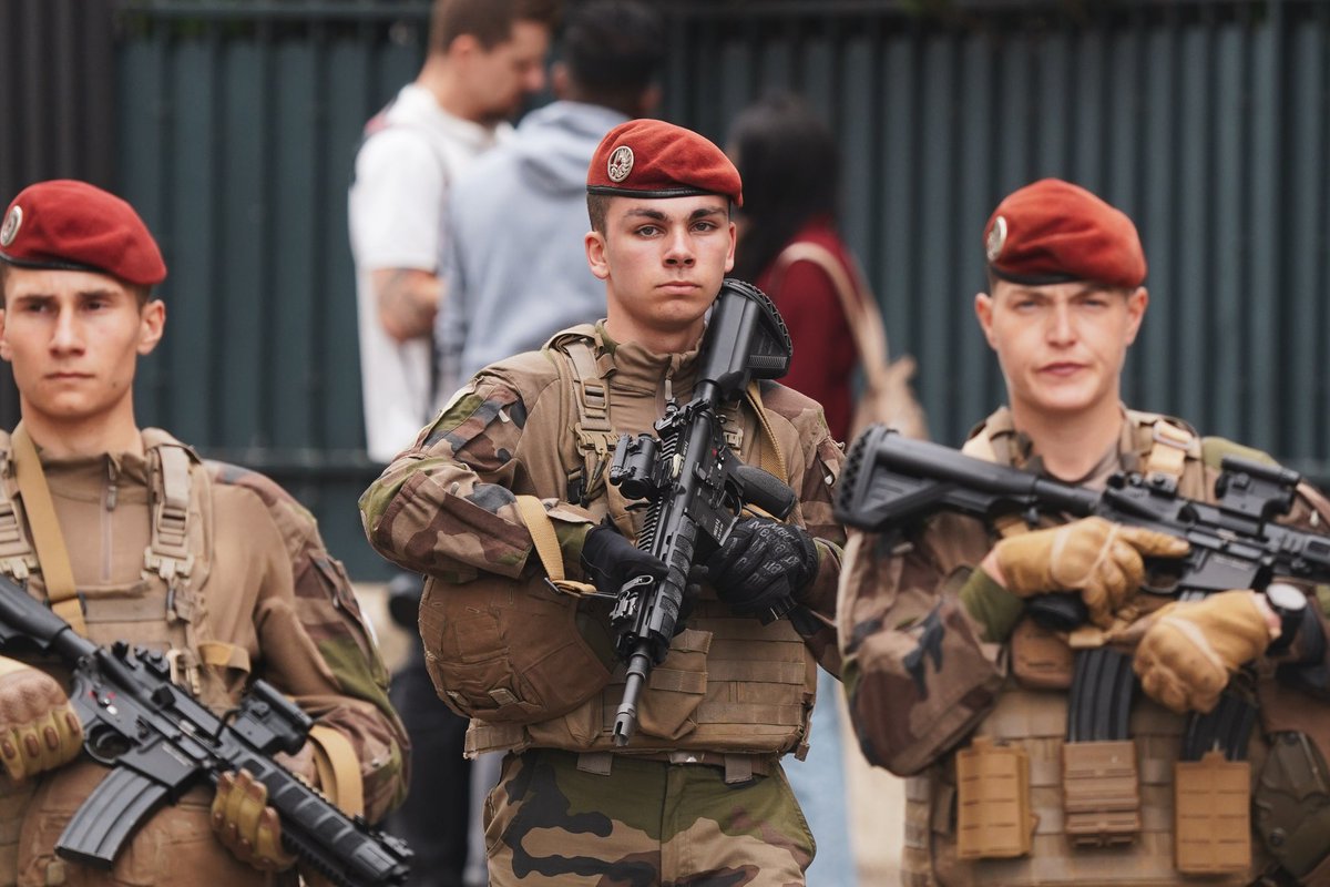 27bim's tweet image. Pas de weekend prolongé pour les soldats de la brigade olympique. Même pendant les vacances et les jours fériés, ils patrouillent, dans les lieux touristiques, les gares, les aéroports et les rues de la capitale, pour vous protéger.
#Sentinelle #AVosCôtés