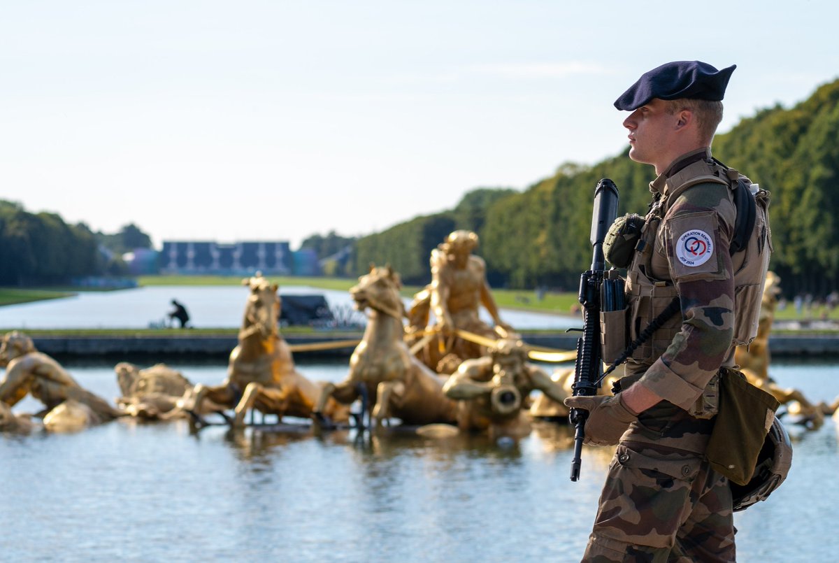 27bim's tweet image. Pas de weekend prolongé pour les soldats de la brigade olympique. Même pendant les vacances et les jours fériés, ils patrouillent, dans les lieux touristiques, les gares, les aéroports et les rues de la capitale, pour vous protéger.
#Sentinelle #AVosCôtés