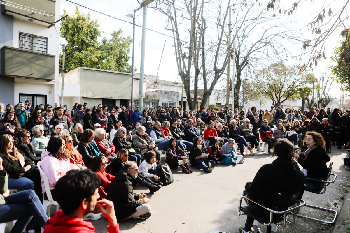 subcoddhhcge's tweet photo. En la tarde de ayer participamos del acto por el 48 cumpleaños en ausencia de Clara Anahi Mariani Teruggi, y a la noche estuvimos presentes en la vigilia por el 31 aniversario de la desaparición de Miguel Bru.

En Gimnasia ¡Presentes, siempre!

#GELP #CGE https://t.co/IXD1uhcodX