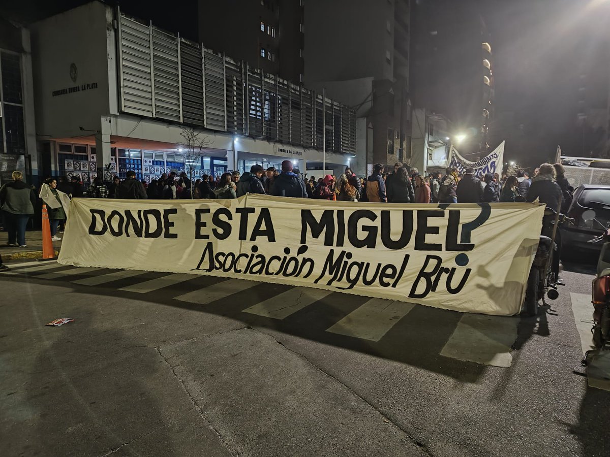 subcoddhhcge's tweet photo. En la tarde de ayer participamos del acto por el 48 cumpleaños en ausencia de Clara Anahi Mariani Teruggi, y a la noche estuvimos presentes en la vigilia por el 31 aniversario de la desaparición de Miguel Bru.

En Gimnasia ¡Presentes, siempre!

#GELP #CGE https://t.co/IXD1uhcodX