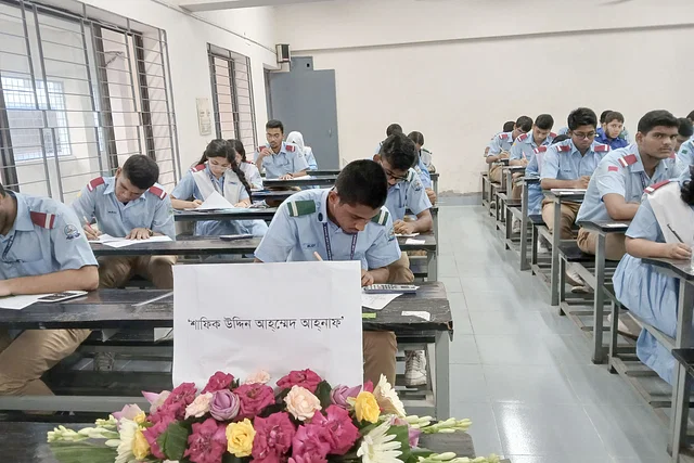RifatAlam007's tweet photo. Ahnaf, just 17, was killed in the August 4 uprising, shot at Mirpur-10. His empty seat now holds a bouquet, a painful reminder of the 1000+ lives lost, including 68 children, while fascist #Hasina flees.

#HasinaRegime #Bangladeshvoilence #StudentProtest https://t.co/7UHHXY6kIp