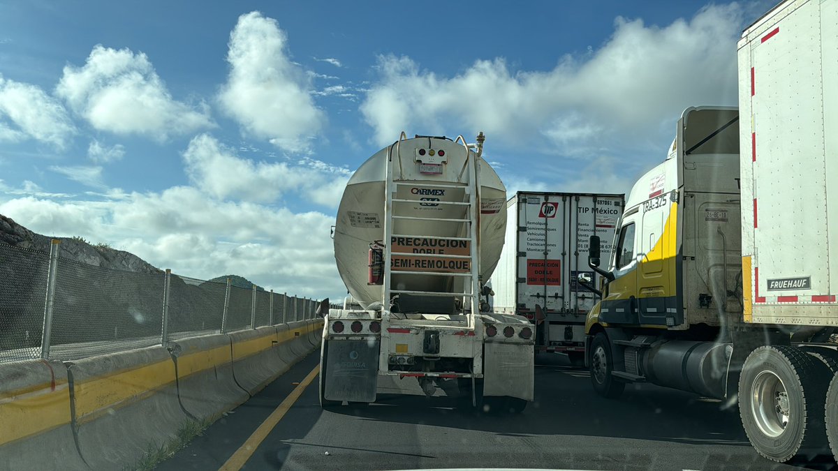 apalafx's tweet photo. @CAPUFE @GN_Carreteras aún no se mueve el flujo. Ya tenemos una hora detenidos. Nosotros estamos a 6km de la caseta https://t.co/PVS0ONuFHI