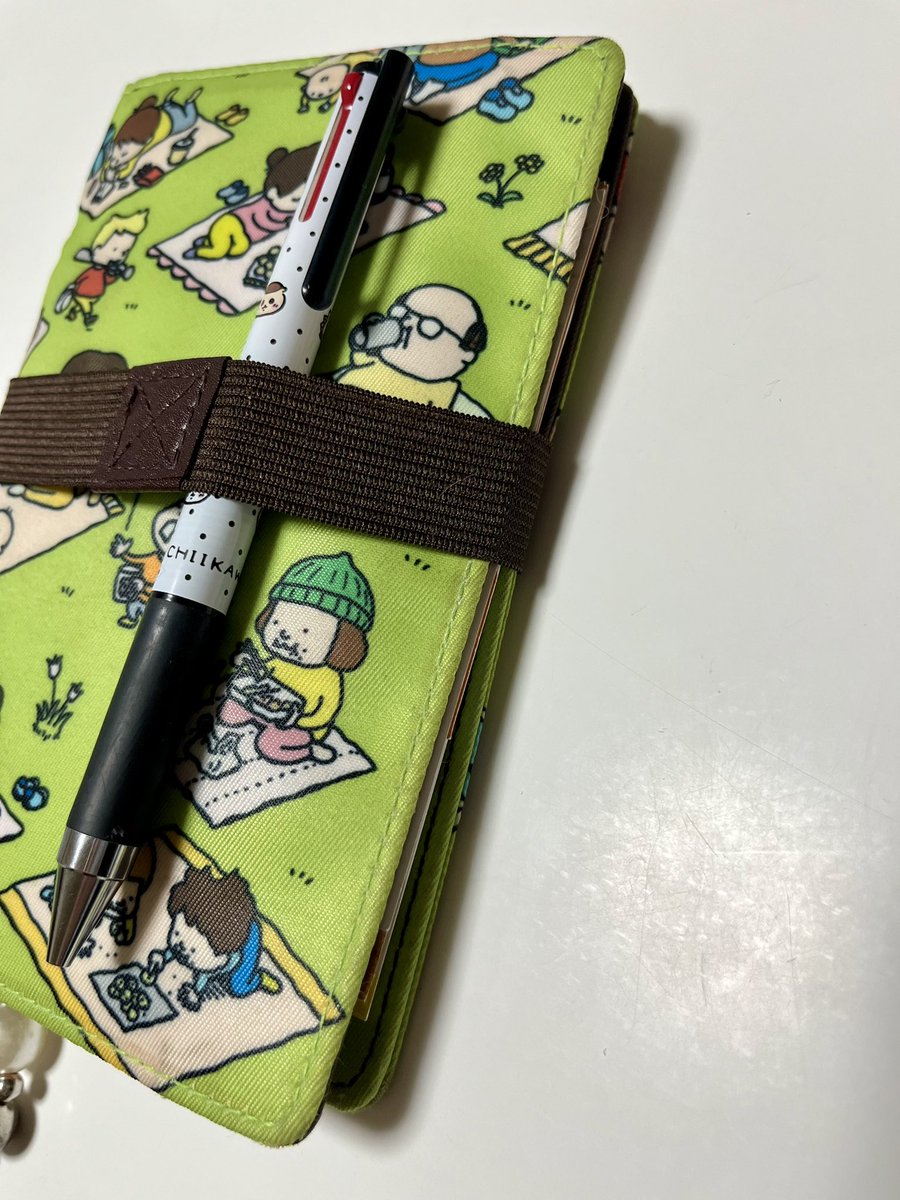 AHn5x's tweet photo. 今の持ち歩き手帳☺️ほぼ日手帳をがっつりシステム手帳化。メモ帳もギリギリはみ出ないので良い。 https://t.co/LkhuhuxJ9m