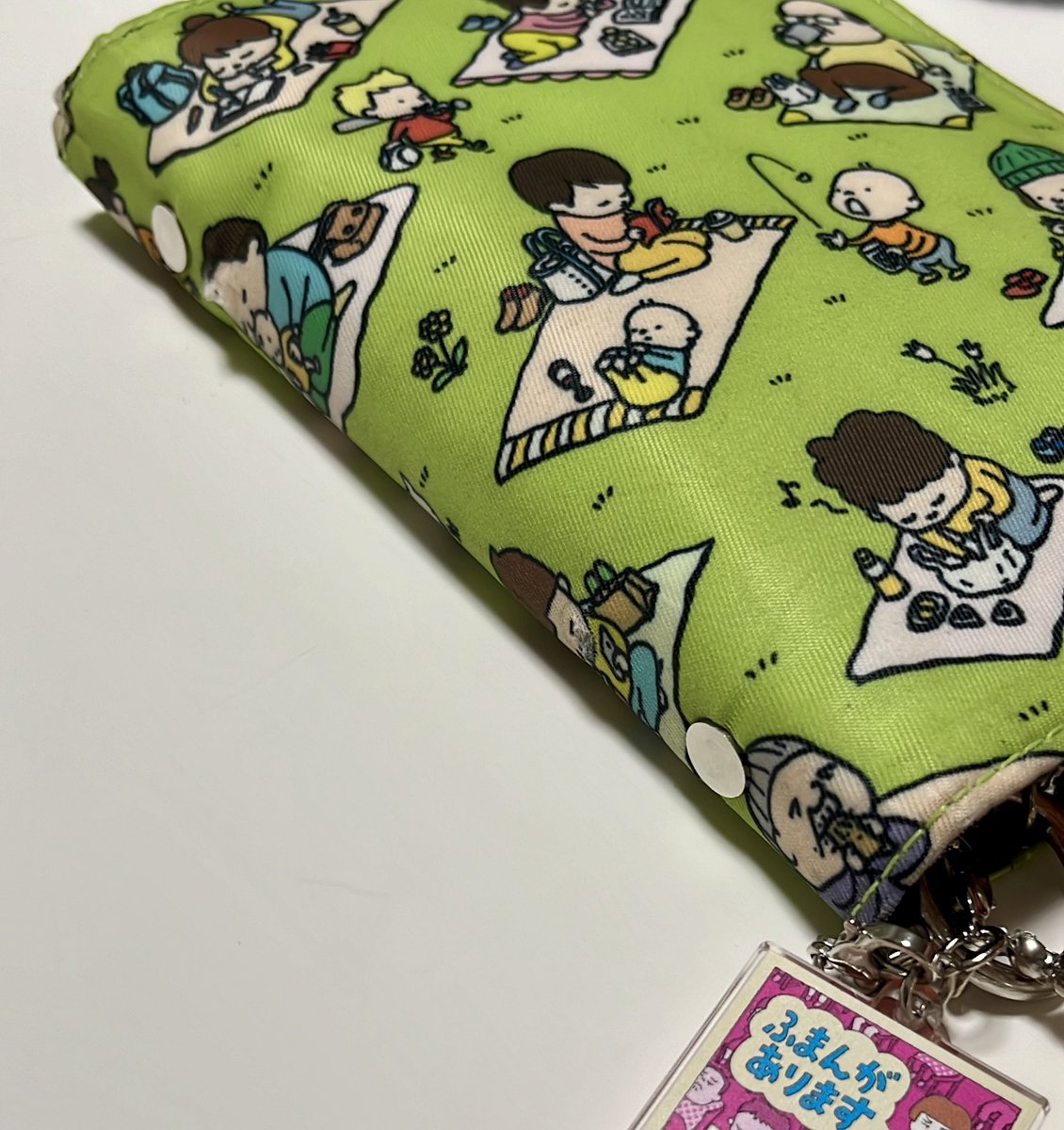 AHn5x's tweet photo. 今の持ち歩き手帳☺️ほぼ日手帳をがっつりシステム手帳化。メモ帳もギリギリはみ出ないので良い。 https://t.co/LkhuhuxJ9m
