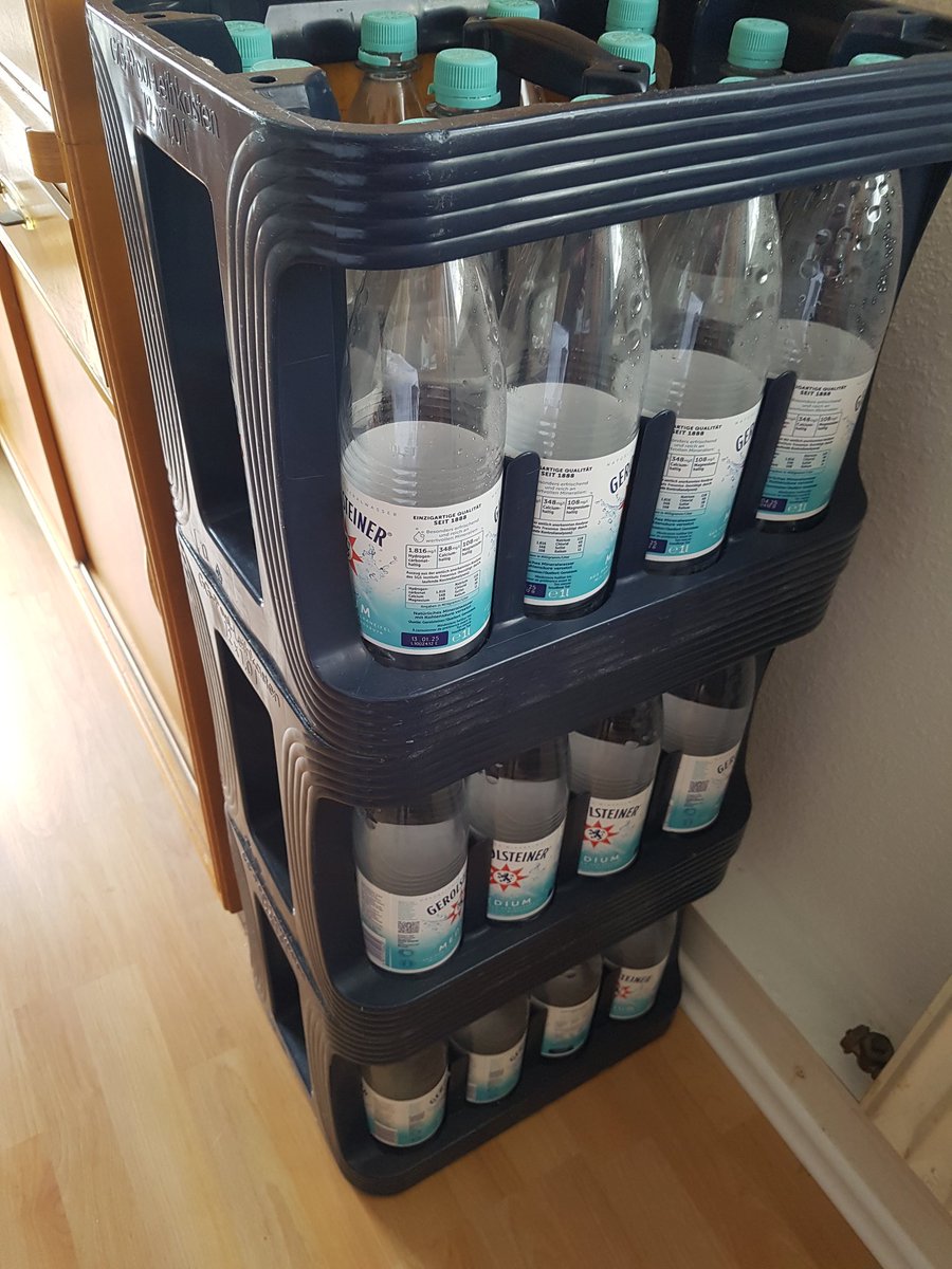 Ein #Gerolsteiner-Kasten ist wieder fast leer. 
Nächstes mal kauf ich ein paar Liter mehr.