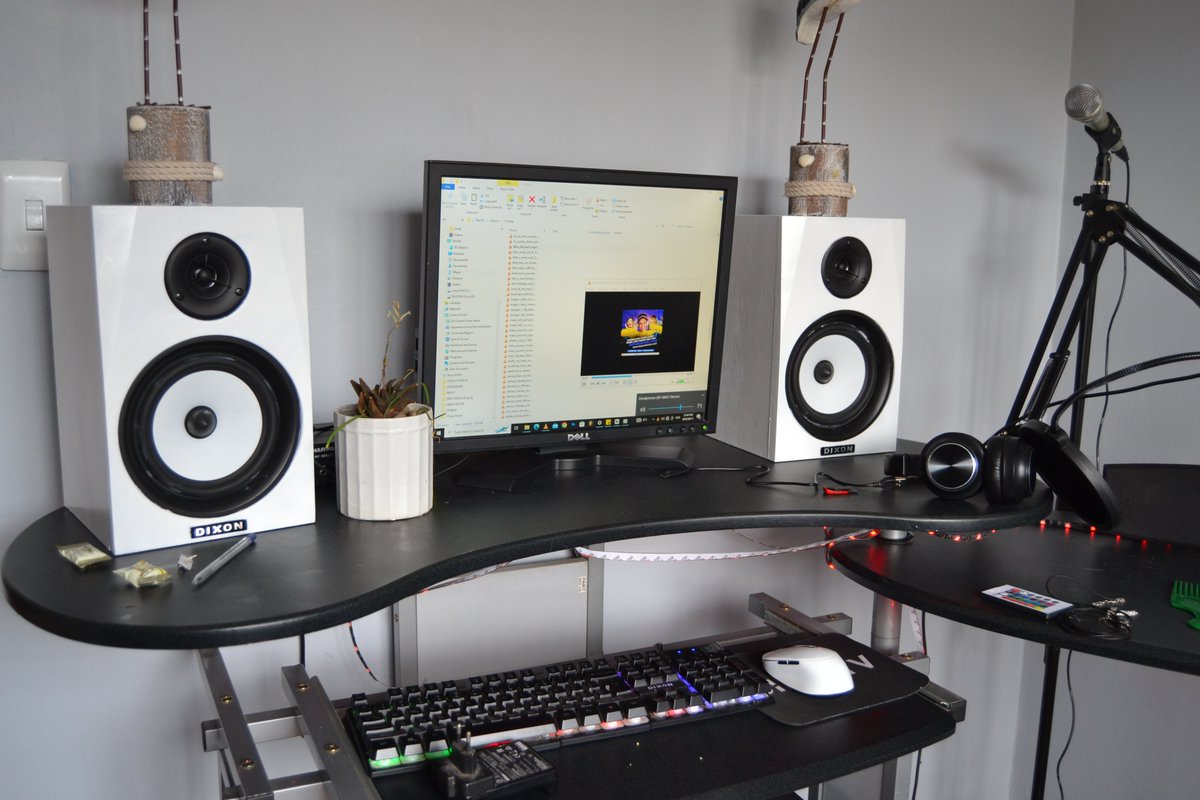 Alexander4tress's tweet photo. Bedroom studio set-up 90% complete https://t.co/KxPqWz4M2z