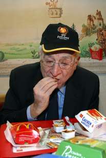 PucciPedia's tweet photo. Cossiga al Mc col cappellino di Euro 2004 mentre addenta una mcnuggets immagine che dovrebbe essere appesa in ogni pubblico ufficio. https://t.co/tYTmHlBxba