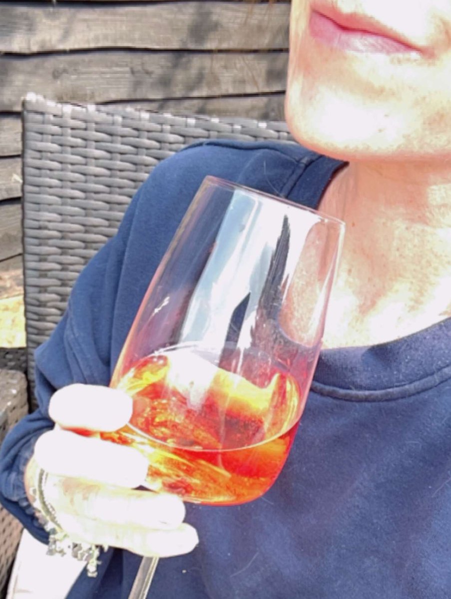 xxToriaxx's tweet photo. #StandardSunday
Vino (in the garden since itโs currently pleasant here!) while roast is in the oven, before yummy dinner followed by Sunday Baseball Bliss with my @Mets.
The hour or so earlier has really thrown me today though!
#LGM https://t.co/vlj597mwbe