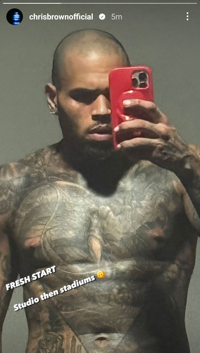 hwloiza's tweet photo. CHRIS BROWN???? OMGGGG https://t.co/1AYZBJpgUu