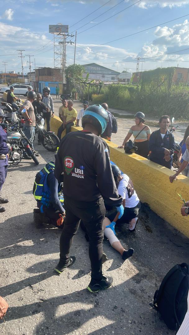 CarmenPecorelli's tweet photo. 1 muerto y aproximadamente 6 heridos en diversos accidentes de tránsito en #Aragua este fin de semana, todos con motos involucradas.

Henry Vidal de 57 años es la víctima de un choque triple en la carretera nacional Cagua -La Villa, iba a bordo de una moto e impactó https://t.co/0Uq6ine38p