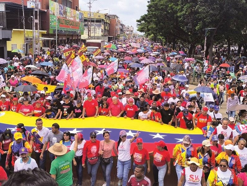 Volvió a hablar el pueblo de #Venezuela. En marchas por la paz y contra el fascismo, ratificó el reconocimiento al Presidente <a href="/NicolasMaduro/">Nicolás Maduro</a>. 

Admirable respuesta de la Patria del Libertador, que no acepta órdenes de Washington ni de su Ministerio de colonias, la OEA.