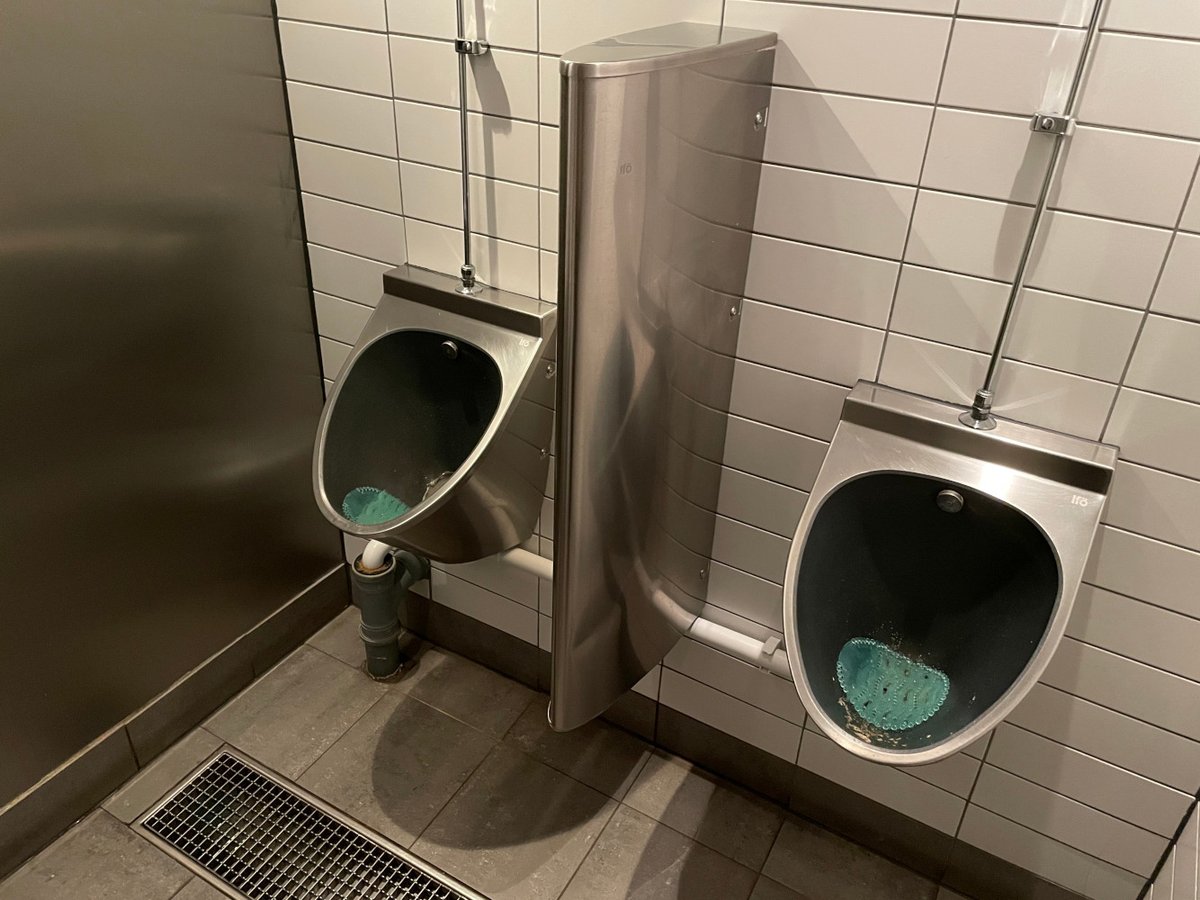 sweppomn's tweet photo. Nu finns Mello Yello i Malmö uppladdat på webbsidan. Två små pissoarer på herrtoaletten i källaren.
https://t.co/9jdkuBrGJq

#sweppomn #pissoar #pissoarer https://t.co/X66AwKei3K