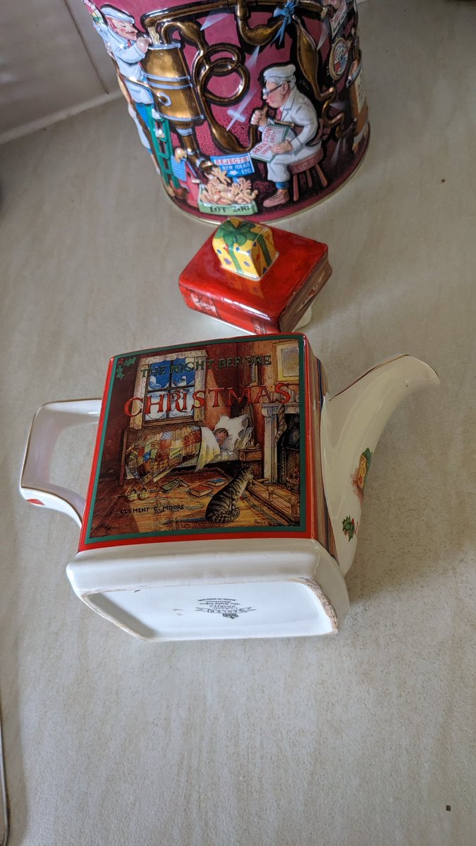 VintageDetola's tweet image. This beautiful vintage cubic novelty Christmas teapot by James Sadler has finally sold. I could see it in so many checkout baskets - but one customer got lucky. As there was only one. 

#vintagedetola #jamesaadler #noveltyteapot #cubicteapot #christmasteapot #classicstories