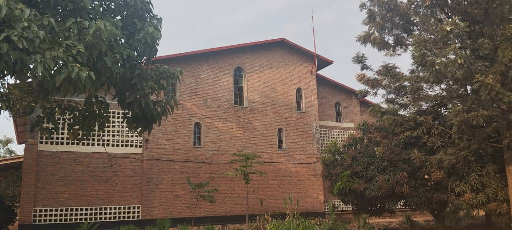 Kinyamateka_KM's tweet photo. Bamwe mu bafungiwe kiliziya muri gahunda yo gufunga Isengero n'Amadini bitujuje ibiteganywa n'amategeko ntibumva neza imvugo irimo gukoreshwa na bamwe mu bayobozi igiri iti " Mbandikiye mbamenyesha ko ibikorwa bya Eglise Catholique bihagaritswe."
Ababonye ibaruwa ivuga uku, bibaza niba isobanuye ko n'ibikorwa by'uburezi, iby'ubuvuzi, ibya Caritas n'ibindi bikorwa na Kiliziya Gatolika bigomba guhagarara mu duce twahawe aya mabaruwa.
Barasaba kandi ko abandika aya mabaruwa bakubaha imiterere ya Kiliziya Gatolika bakamenya inyito ikoreshwa n'imiterere ndetse n'imiyoborere y'inzego za Kiliziya Gatolika kugira ngo bikureho urujijo.