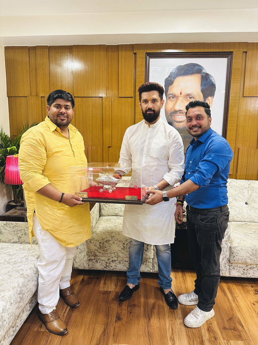 iAnkitpaswan's tweet photo. बड़े भाई Nitin Tawar  जी को जन्मदिन की बहुत-बहुत बधाई शुभकामनाएं 💐💐 https://t.co/MJhd7utCNV