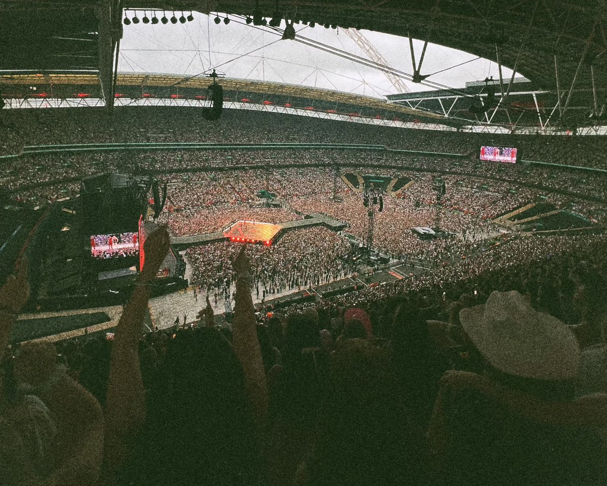 Had myself a time at #TheErasTourLondon n4! Loved my seat but not the greatest for close-ups but decided to try and capture the scale of the show! Incredible atmosphere and I'd love to try and find my neighbour who gave me a bracelet and seemed fully locked into stan twt