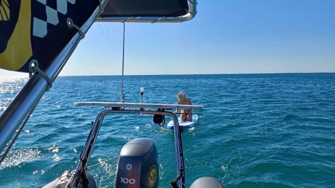 policiaelche's tweet photo. Los agentes de nuestra embarcación #rescataron a una bañista que se encontraba a más de 400 metros de la orilla teniendo gran dificultad para regresar
👉🏼 Si practicas deportes náuticos #revisa las condiciones climáticas y del agua, conoce tus habilidades y usa el equipo adecuado https://t.co/EjSgDWzbFC