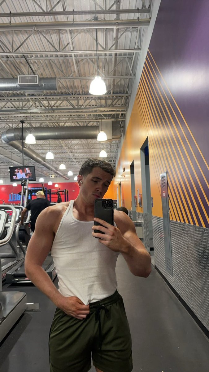 flmusclebottom's tweet photo. I love being a hunk and a slut https://t.co/xVuzKuN27B