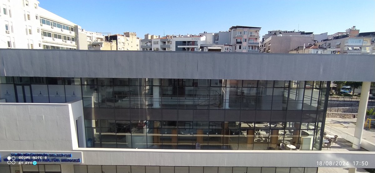 Mustafa Necati Kültür Merkezi'nin balkonundaki bu sandalyeler 7/24 güneş altında duruyor. Döşemeleri çatlayıp yırtılmazmı? <a href="/izmirhim/">İzmir HİM</a> <a href="/izmirbbsk/">izmirbbsk</a> 
Bu eşyalar hepimizin malı.