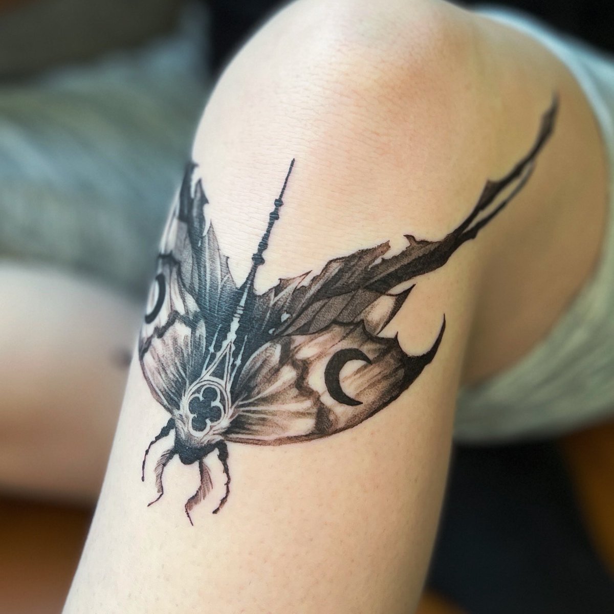 RufusInkStudios's tweet photo. Moths + gothic architecture…need I say more?? https://t.co/LIKqYoEwRN