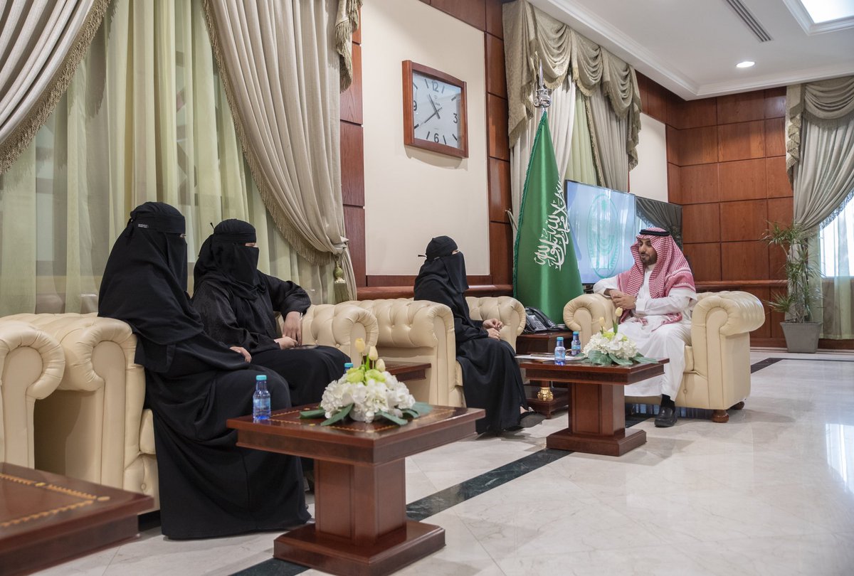 Q_udrah's tweet photo. #محافظ_عنيزة المكلف يلتقي رئيس وأعضاء مجلس إدارة قدرة النسائية بـ #عنيزة ويطلع على أعمال ومنجزات الجمعية . https://t.co/5gK84dChLZ