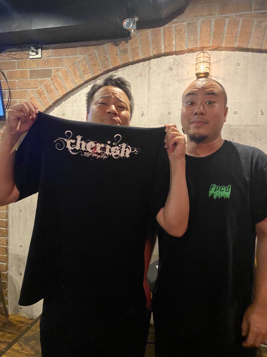 mso_rairoarec's tweet photo. ヴァイパーことナラサキ君がイケてるTシャツを着ていました‼︎ withトオルさん
#cherish https://t.co/HjZx6SJFJc